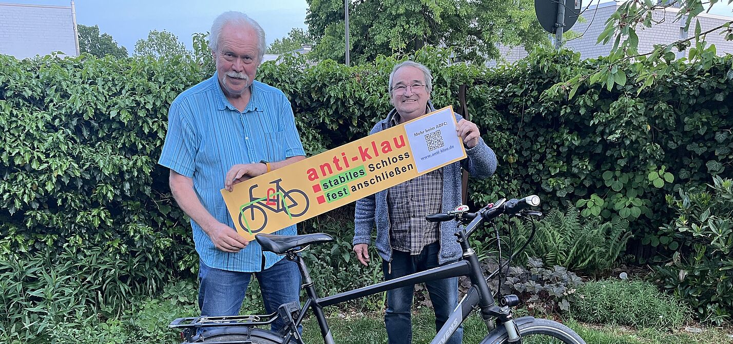 anti-klau "anti-klau": So heißt die Kampagne des ADFC Langenhagen. Sie appelliert an die Radfahrenden, zum Schutz ihrer Räder vor Diebstahl zwei wesentliche Schritte mitzugehen. Im Bilde (v.l.): Reinhard Spörer & Reinhard Wolf, beide ADFC-TourGuides.