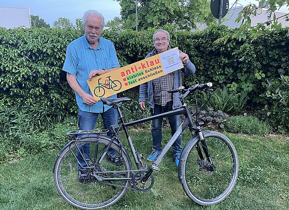 "anti-klau": So heißt die Kampagne des ADFC Langenhagen. Sie appelliert an die Radfahrenden, zum Schutz ihrer Räder vor Diebstahl zwei wesentliche Schritte mitzugehen. Im Bilde (v.l.): Reinhard Spörer & Reinhard Wolf, beide ADFC-TourGuides.