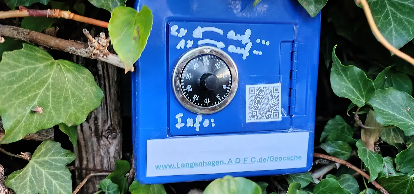 Tresor am Geocache: Bedienungsanleitung per QR-Code.- Foto: ＡＤＦＣ Langenhagen