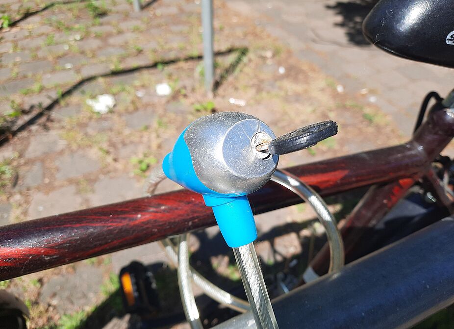 anti-klau3.jpg Mit einenm Schloss am Bügel ANgeschlossen, aber: Der Schlüssel steckt ja noch drin ... !!! Ob das Seilschloss wohl SO gegen Diebstahl nützt???
