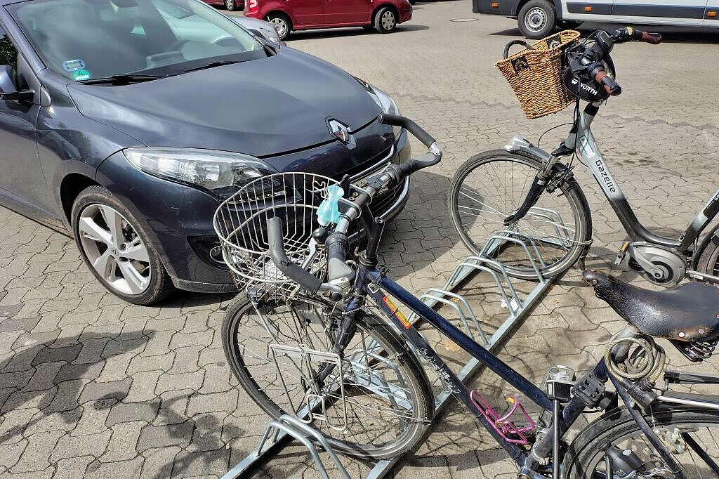 Bild 2: Fahrrad-Abstellpatz Osttor Bild 2: Fahrrad-Abstellpatz Osttor