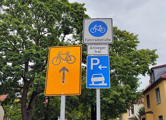 Was fehlt der Karl-Kellner-Straße zur Fahrradstraße?  Da steht: "Anlieger frei", aber zweitweise ist nur jede 17. Person am Steuer berechtigt,  DORT mit dem Auto längs zu fahren. Die anderen 16 dürf(t)en es nicht, gefährden aber so unnötig Kinder - und andere - auf dem Rad.