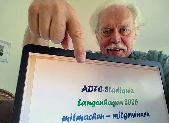 "Mitmachen - mitgewinnen": ADFC Langenhagen-Sprecher Dr. Reinhard Spörer (Bild) hat die 12 + 1 Fragen des Stadtquiz 2016 zusammen mit Heiko Niedziella entwickelt. "Mitmachen - mitgewinnen": ADFC Langenhagen-Sprecher Dr. Reinhard Spörer (Bild) hat die 12 + 1 Fragen des Stadtquiz 2016 zusammen mit Heiko Niedziella entwickelt.