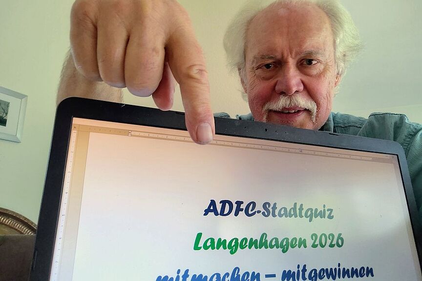 "Mitmachen - mitgewinnen": ADFC Langenhagen-Sprecher Dr. Reinhard Spörer (Bild) hat die 12 + 1 Fragen des Stadtquiz 2016 zusammen mit Heiko Niedziella entwickelt. "Mitmachen - mitgewinnen": ADFC Langenhagen-Sprecher Dr. Reinhard Spörer (Bild) hat die 12 + 1 Fragen des Stadtquiz 2016 zusammen mit Heiko Niedziella entwickelt.