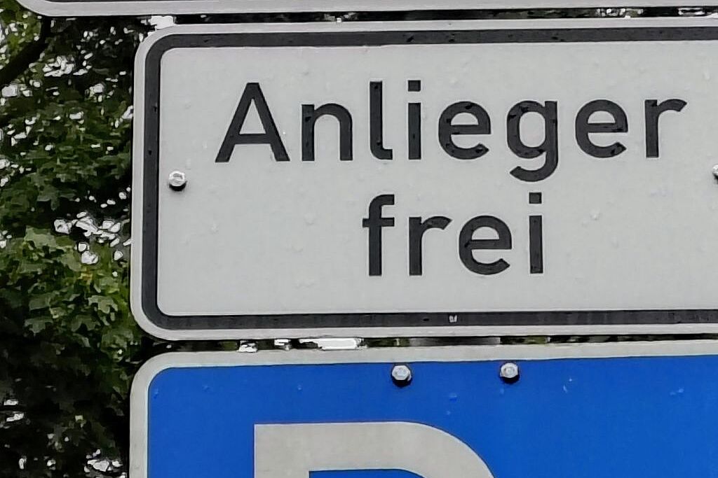 Was heißt eigentlich dieses 55 Jahre alte Schild "Anlieger frei": Was sagt der ADAC wohl dazu den Autofahrer*innen? Besonders wenn 94 % auf dieser Fahrradstraße gar kein Anliegen haben? Ach, ...