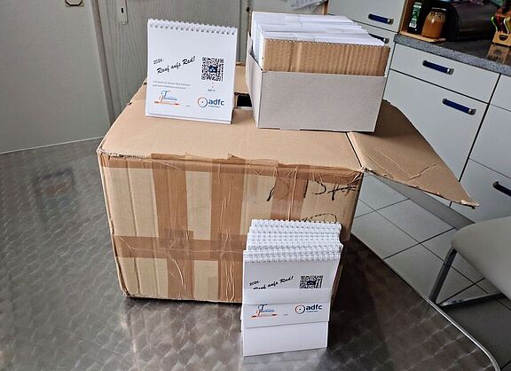 Als Geschenk? Oder Für Dich selber? Da ist auch einer für Dich dabei! - Sie sind da: Die Monatskalender " Rund ums Rad 2026". - Mehr Infos / mehr Bilder / mehr QR-Codes unten im Text ... - Urheberrecht ＡＤＦＣ Langenhagen