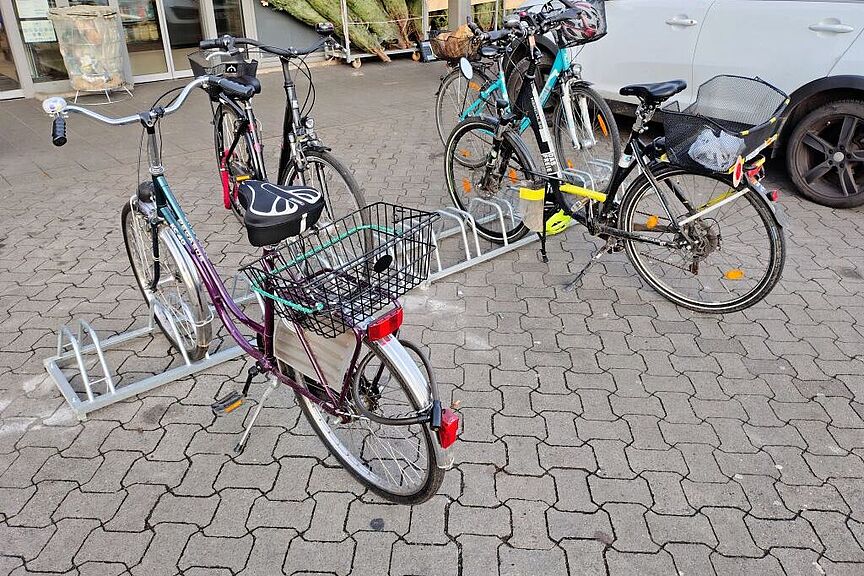 Osttor Er ist erNEUert, mit verdoppelter Kapazität: Fahrrad-Ständer auf dem Osttor-Parkplatz, direkt vorm ALDI. - Copyright: ADFC Langenhagen