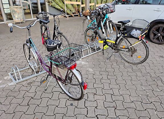 Er ist erNEUert, mit verdoppelter Kapazität: Fahrrad-Ständer auf dem Osttor-Parkplatz, direkt vorm ALDI. - Copyright: ADFC Langenhagen