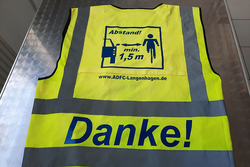 Überholabstand West "Danke!" an die Kfz-Fahrenden. - Fürs Einhalten von 1,5 m Kfz Abstand beim Überholen von Radfahrenden.