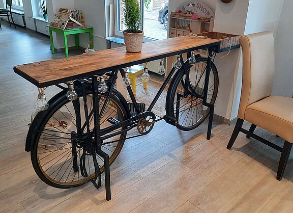 Gut genutztes Fahrrad: Im Eiscafe "Gelateria da Marco" Otterndorf
