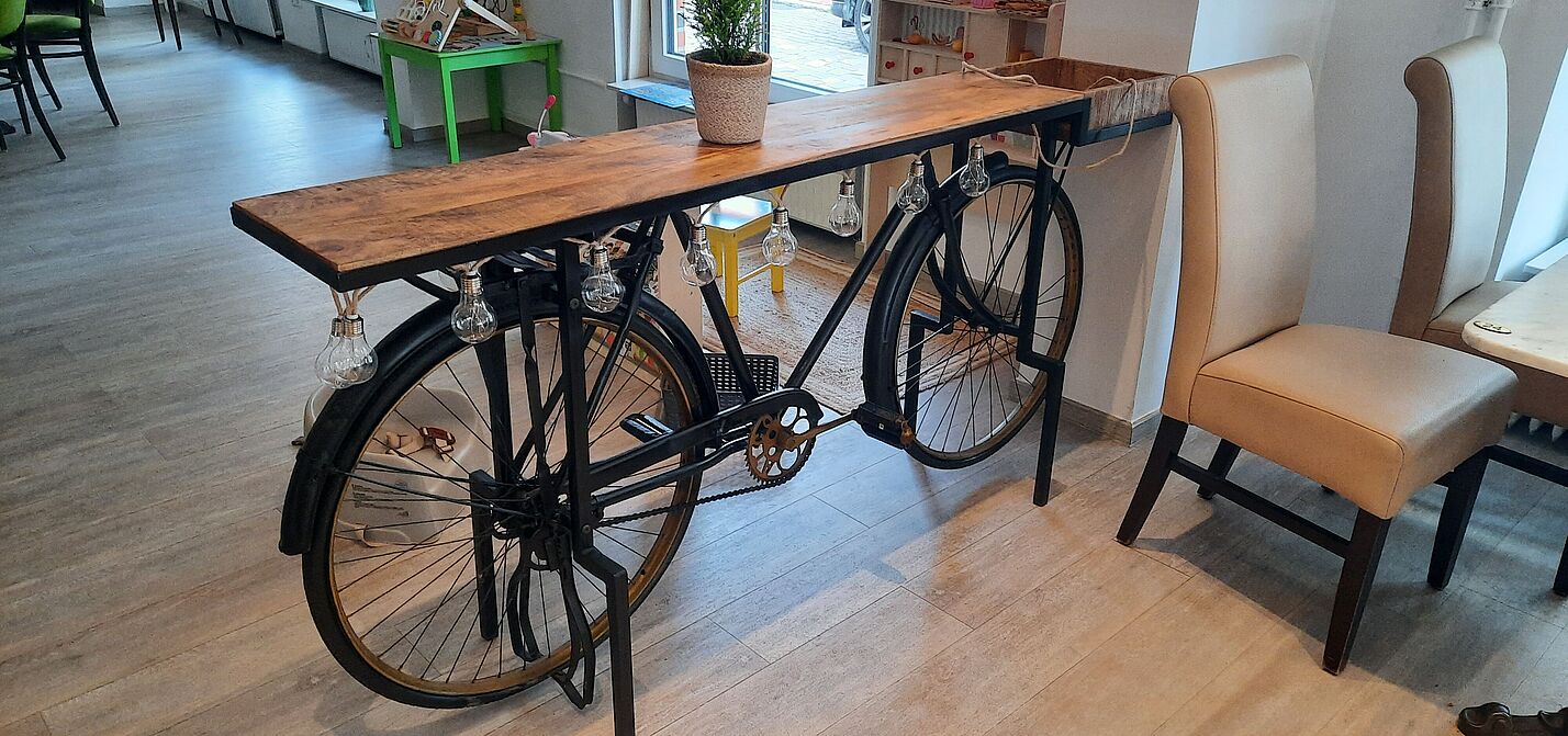 Gut genutztes Fahrrad: Im Eiscafe "Gelateria da Marco" Otterndorf