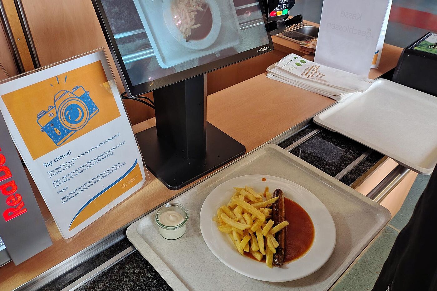 Scan Klar erkannt: Curry-Pommes! Unten: Das reale Essen, oben: Das gescannte Bild dient der Preisberechnung. - Urheberrecht: ADFC Langenhagen