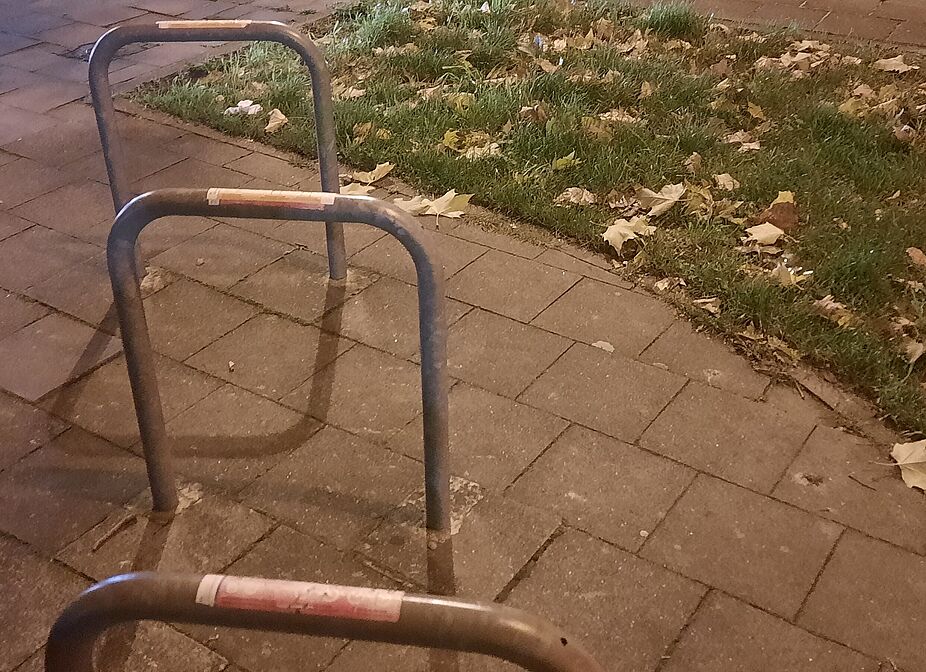 Brüssel: Fahrrad-Abstell- und Anschließ-Bügel mit Erinnerungs-Aufklebern, WIE das eigene Fahrrad sicher(er) angeschlossen werden kann ... Brüssel