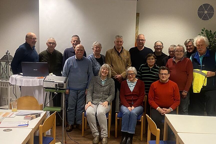 2️⃣0️⃣2️⃣6️⃣! Rauf aufs RD - aber sicher(er)! Mit gelber Protest-Weste: Der harte Kern der ADFC-Aktiven auf der Jahresversammlung mit den Sprechern Tom Finkes (l.) und Dr. Reinhard Spörer (r.)