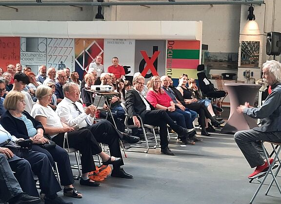 Stay tuned, bei Wissenschaft und Technik! In seiner europaweit erfolgreichen Pützmunter-Experiment-Show präsentiert der beliebte Wissenschaftsjournalist Jean Pütz verblüffende und magische Experimente zum Staunen, Schmunzeln, Mit- und Nachmachen.