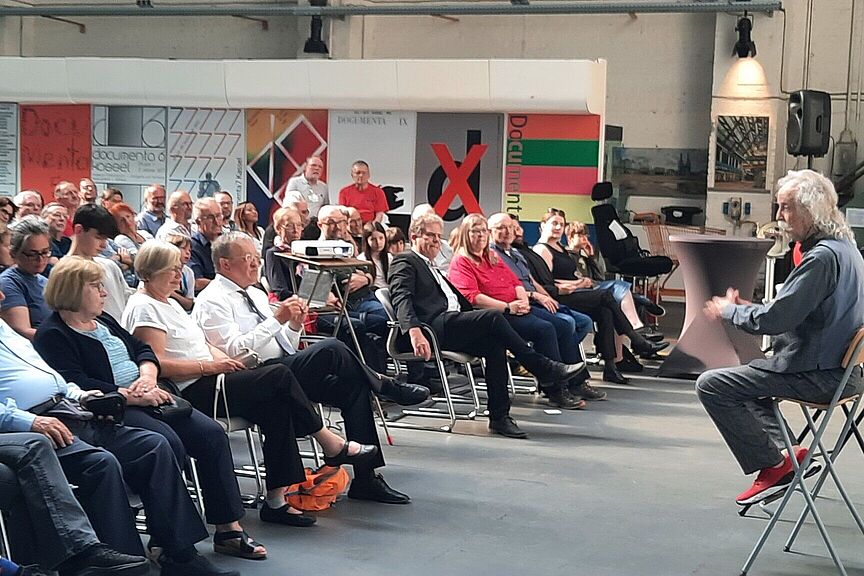 Jean Pütz Stay tuned, bei Wissenschaft und Technik! In seiner europaweit erfolgreichen Pützmunter-Experiment-Show präsentiert der beliebte Wissenschaftsjournalist Jean Pütz verblüffende und magische Experimente zum Staunen, Schmunzeln, Mit- und Nachmachen.