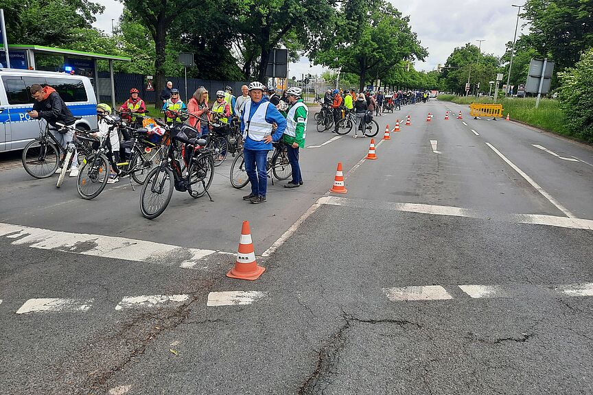 Sternfahrt 2025 Abgefahren, aber echt! 174 Radfahrende aus Langenhagen und aus der Wedemark starteten am Rathaus Langenhagen, und 27 kamen in Vinnhorst dazu. Hier stoppt dieser Tross an der Mecklenheidestraße/Continental, bereit zum Einfädeln in die Radfahrergruppe aus Garbsen, Neustadt, Wunstorf und Seelze.