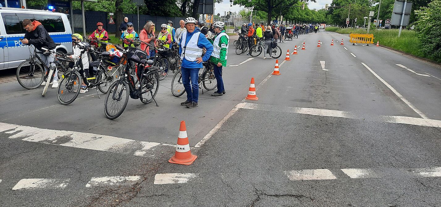 Abgefahren, aber echt! 174 Radfahrende aus Langenhagen und aus der Wedemark starteten am Rathaus Langenhagen, und 27 kamen in Vinnhorst dazu. Hier stoppt dieser Tross an der Mecklenheidestraße/Continental, bereit zum Einfädeln in die Radfahrergruppe aus Garbsen, Neustadt, Wunstorf und Seelze.