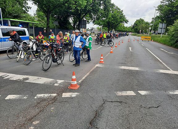 Abgefahren, aber echt! 174 Radfahrende aus Langenhagen und aus der Wedemark starteten am Rathaus Langenhagen, und 27 kamen in Vinnhorst dazu. Hier stoppt dieser Tross an der Mecklenheidestraße/Continental, bereit zum Einfädeln in die Radfahrergruppe aus Garbsen, Neustadt, Wunstorf und Seelze.