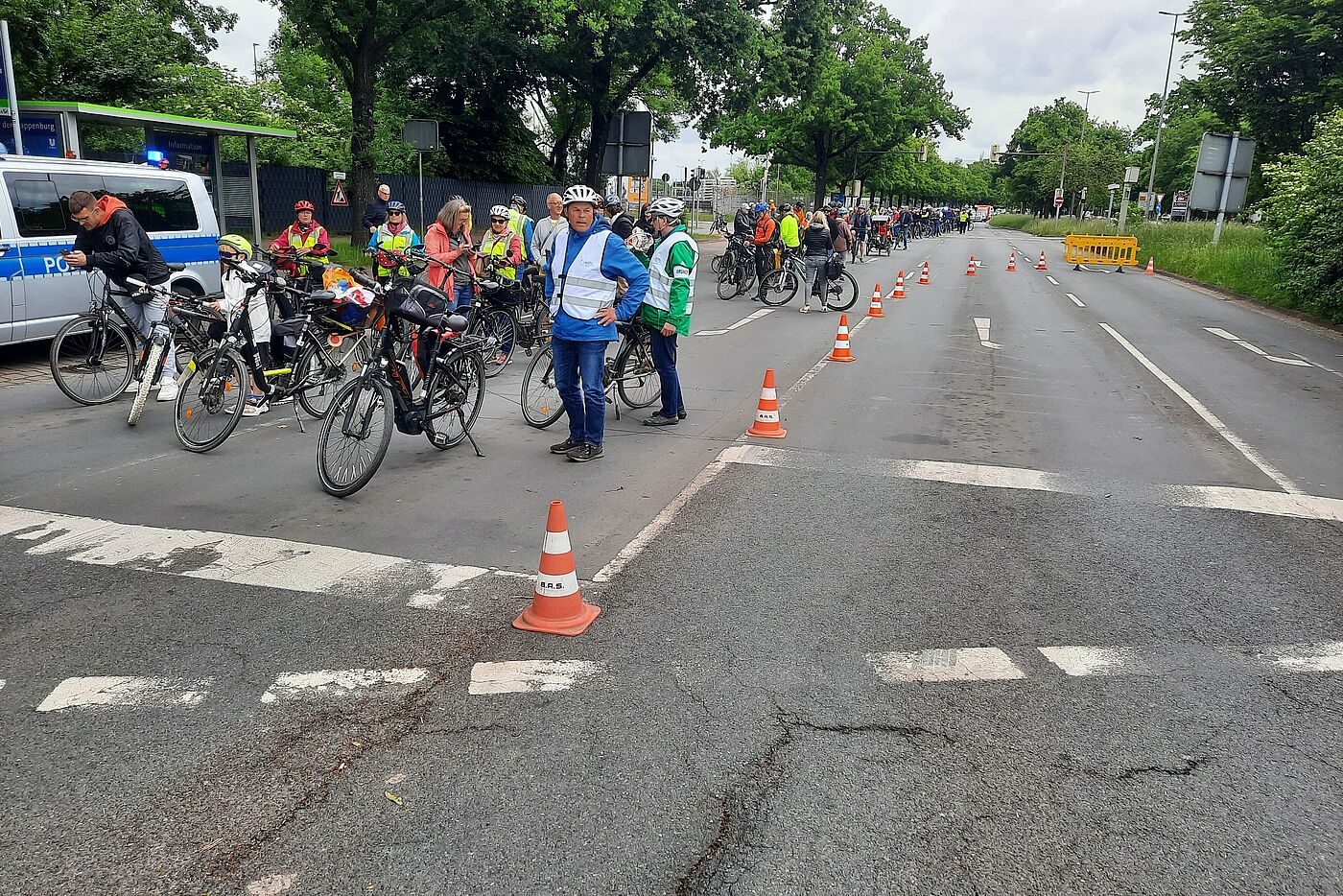 Abgefahren, aber echt! 174 Radfahrende aus Langenhagen und aus der Wedemark starteten am Rathaus Langenhagen, und 27 kamen in Vinnhorst dazu. Hier stoppt dieser Tross an der Mecklenheidestraße/Continental, bereit zum Einfädeln in die Radfahrergruppe aus Garbsen, Neustadt, Wunstorf und Seelze.