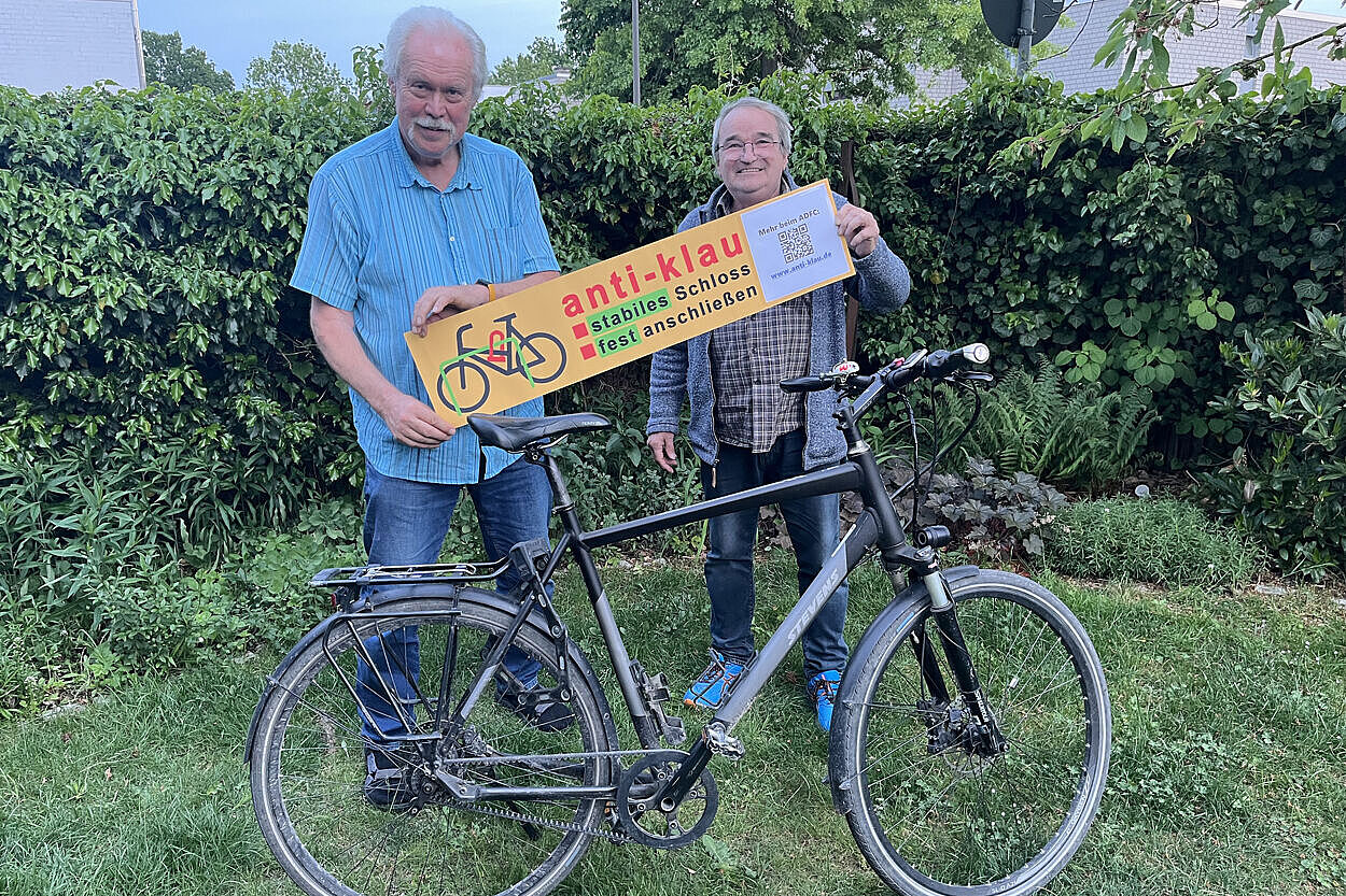 zwei ADFC-TourGuides: Reinhard Spörer(l.) und Reinhard Wolf mit dem Aufkleber zur Kampagne