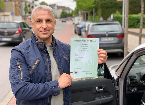 Dooring-Autos töten! Und warum machen die Auto-Hersteller nix von selber (bis auf FORD!): Der Taxifahrer Zülfikar Celic aus Wesel präsentiert schon seit Jahren seine patentierte Idee zum  ANTI-DOORING, aber die Auto-Konzerne liefern weiter todesgefährliche Produkte = ihre Autos .....