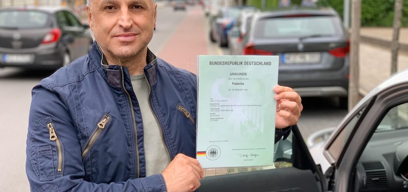 Celic Dooring-Autos töten! Und warum machen die Auto-Hersteller nix von selber (bis auf FORD!): Der Taxifahrer Zülfikar Celic aus Wesel präsentiert schon seit Jahren seine patentierte Idee zum ANTI-DOORING, aber die Auto-Konzerne liefern weiter todesgefährliche Produkte = ihre Autos .....