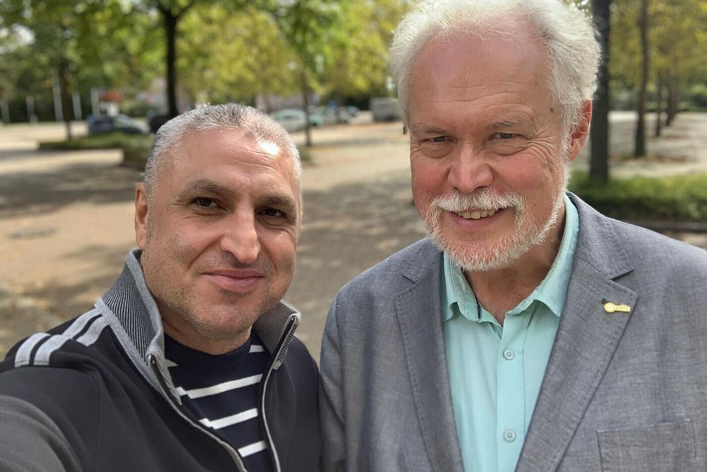 Celic / Spörer Bild 3 von 3: In der Hoffnung, das die Auto-Hersteller ENDLICH anfangen mit Maßnahmen gegen Dooring. Treff 2019 in Wesel: Taxifahrer Zülfikar Celic Wesel / Dr. Reinhard Spôrer ADFC Langenhagen