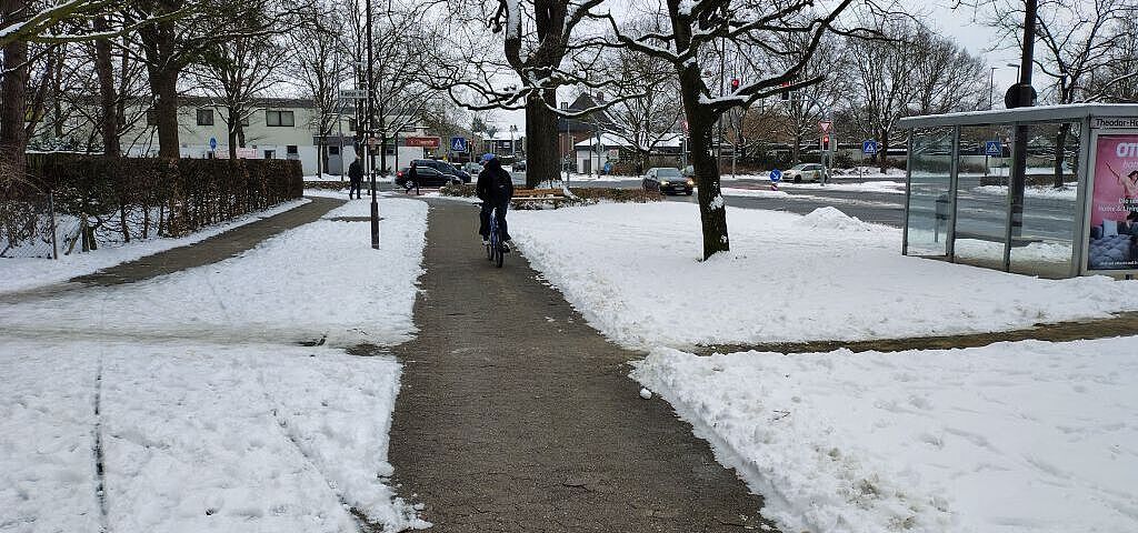 Trotz Schnee Radfahren ohne Schnee: Die Stadtreinigung Langenhagen macht's möglich! HIER ist auch im Winter gut Radfahren: Schneeräumung an der Konrad-Adenauer-Straße in Langenhagen. Rechts der Radweg, links der Fußweg.