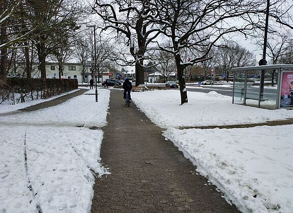 HIER ist auch im Winter gut Radfahren: Schneeräumung an der Konrad-Adenauer-Straße in Langenhagen. Rechts der Radweg, links der Fußweg.
