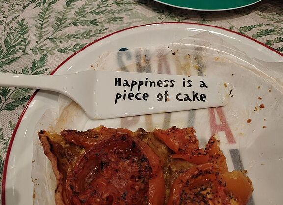 Vergleichbar mit Radfahren: Glück ist ein Stück vom Kuchen (von der Pizza) mit Freunden und ...!