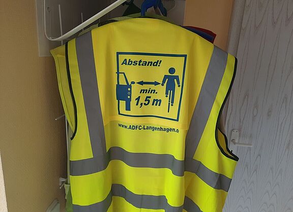Für lau, auch für neue! DIESE Warnweste verschenkt der ADFC Langenhagen so lange an seine Mitglieder, bis diese beiden Gefahrstelle behoben sind: 1. Ampel-Kreuzung  Godshorner Straße / Straßburger Platz, 2. Fahrrad-Anlüger-Straße mit extrem vielen unerlaubt durchfahrenden Kfz sowie viel zu enges Überholen trotz Überholverbot