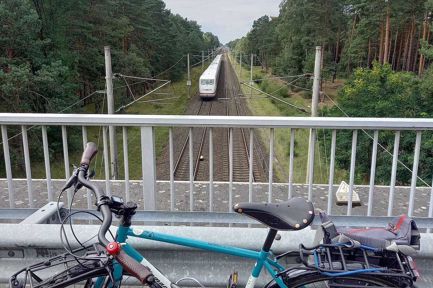 22 Diamant-Fahrrad mit 0 Volt, gleich neben der Hochspannung ... Die Oberleitungen der Deutschen Bahn (DB) arbeiten mit einer Wechselspannung von 15.000 Volt (15 kV) bei einer Frequenz von 16,7 Hertz. Das ist 65-mal mehr als die Spannung in einer haushaltsüblichen Steckdose (230 Volt). Angabe: DB - Urheberrecht Bild: Michael Roth ADFC Burgdorf-Uetze / ADFC Langenhagen