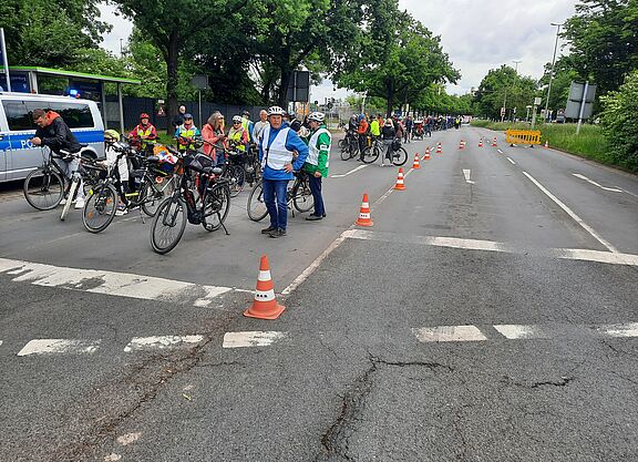 Abgefahren, aber echt! 174 Radfahrende aus Langenhagen und aus der Wedemark starteten am Rathaus Langenhagen, und 27 kamen in Vinnhorst dazu. Hier stoppt dieser Tross an der Mecklenheidestraße/Continental, bereit zum Einfädeln in die Radfahrergruppe aus Garbsen, Neustadt, Wunstorf und Seelze.