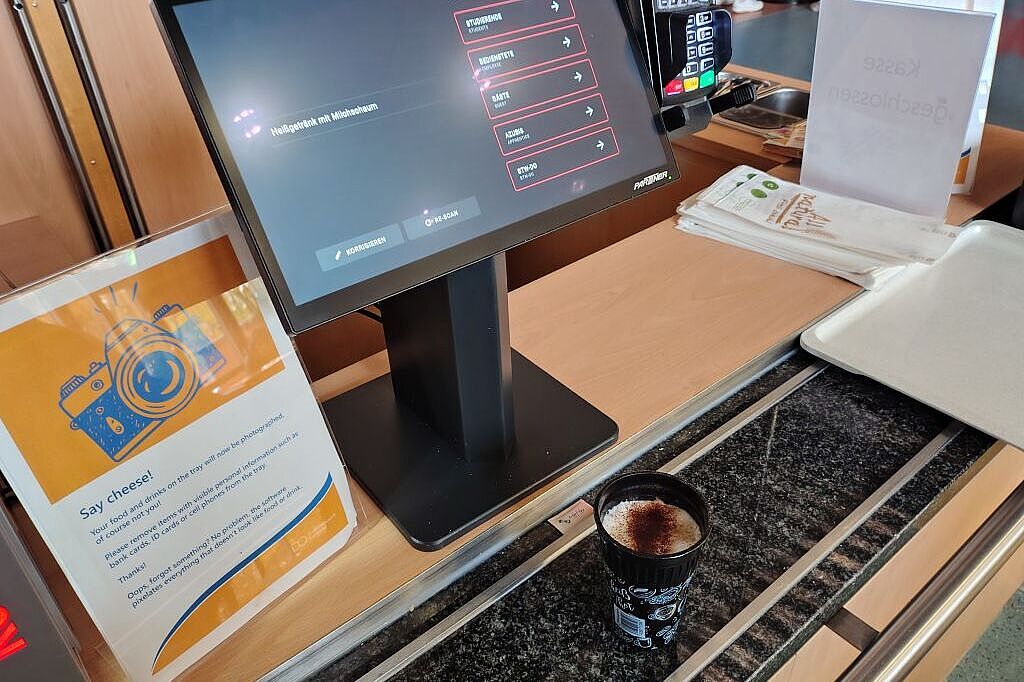 3 Bild 3 / 3 - Auf dem Bildschirm: 1 Cappuccino = € 1,60! Bezahlen = NUR bargeldlos.  - Urheberrecht: ADFC Langenhagen