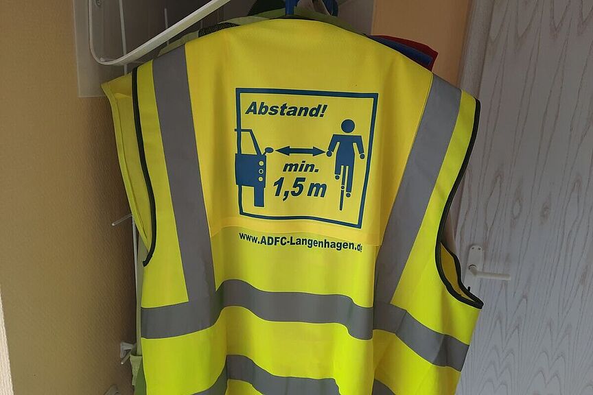 Warnweste Für lau! DIESE Warnweste verschenkt der ADFC Langenhagen so lange an seine Mitglieder, bis diese beiden Gefahrstelle behoben sind: 1. Ampel-Kreuzung Godshorner Straße / Straßburger Platz, 2. Fahrrad-Anlüger-Straße mit extrem vielen unerlaubt durchfahrenden Kfz sowie viel zu enges Überholen trotz Überholverbot