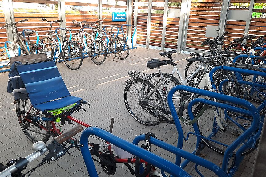 Langenhagen = beispielhaft! Fahrrad-Abstellstation am Bahnhof Langenhagen Mitte: Geschlossener Raum, beleuchtet, Bügel zum Anschließen, hohe Besucherfrequenz, ... Langenhagen = beispielhaft! Fahrrad-Abstellstation am Bahnhof Langenhagen Mitte: Geschlossener Raum, beleuchtet, Bügel zum Anschließen, hohe Besucherfrequenz, ... (C) ADFC Langenhagen