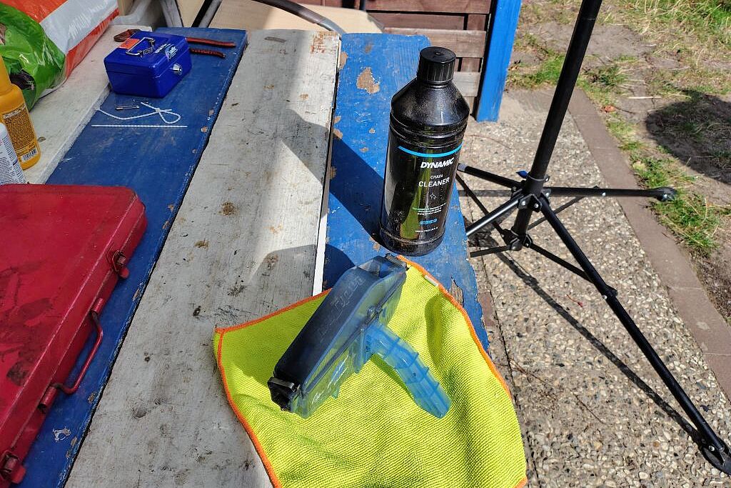 Dreierpack, von links: 1. Ketten-Waschmaschine, 2. Zweikomponenten-Reinigungsflüssigkdit, 3. Ständer zum Aufbocken des Fahrrades, damit Kette/ Hinterrad frei laufen.