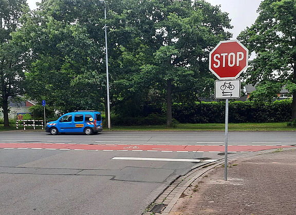 Straßenansicht mit Stopschild 
