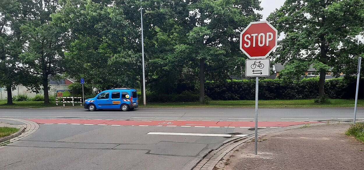 NEUES STOP-Schild statt Vorfahrtsschild Straßenansicht mit Stopschild