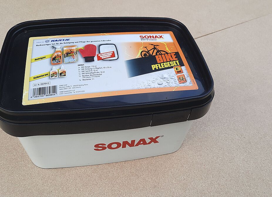 Bild 2. - Der Gewinn des Preisrätsels 1/2025: Achtteiliges SONAX-Fahrrad-Pflegeset fürs BIKE, bestehend aus Reiniger 750 ml, Putz- und Pflegetuch, Spezial-Öl, Kettenpflege-Öl, Wachhandschuh, Wascheimer 5 Liter, zugleich praktische Aufbewahrungsbox Der Gewinn des Preisrätsels 1/2025: Achtteiliges SONAX-Fahrrad-Pflegeset fürs BIKE, bestehend aus Reiniger 750 ml, Putz- und Pflegetuch, Spezial-Öl, Kettenpflege-Öl, Wachhandschuh, Wascheimer 5 Liter, zugleich Aufbewahrungsbox für die anderen sieben Teile.