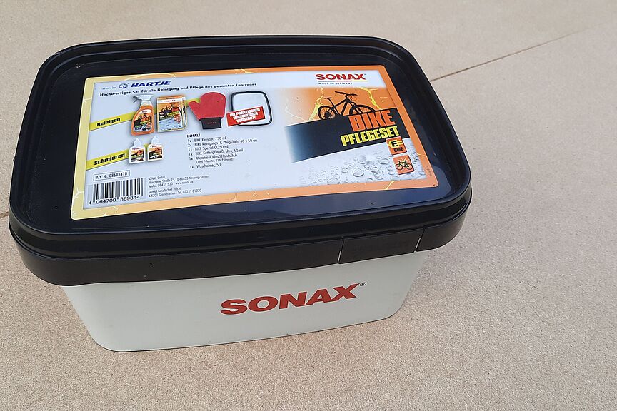 Bild 2. - Der Gewinn des Preisrätsels 1/2025: Achtteiliges SONAX-Fahrrad-Pflegeset fürs BIKE, bestehend aus Reiniger 750 ml, Putz- und Pflegetuch, Spezial-Öl, Kettenpflege-Öl, Wachhandschuh, Wascheimer 5 Liter, zugleich praktische Aufbewahrungsbox Der Gewinn des Preisrätsels 1/2025: Achtteiliges SONAX-Fahrrad-Pflegeset fürs BIKE, bestehend aus Reiniger 750 ml, Putz- und Pflegetuch, Spezial-Öl, Kettenpflege-Öl, Wachhandschuh, Wascheimer 5 Liter, zugleich Aufbewahrungsbox für die anderen sieben Teile.
