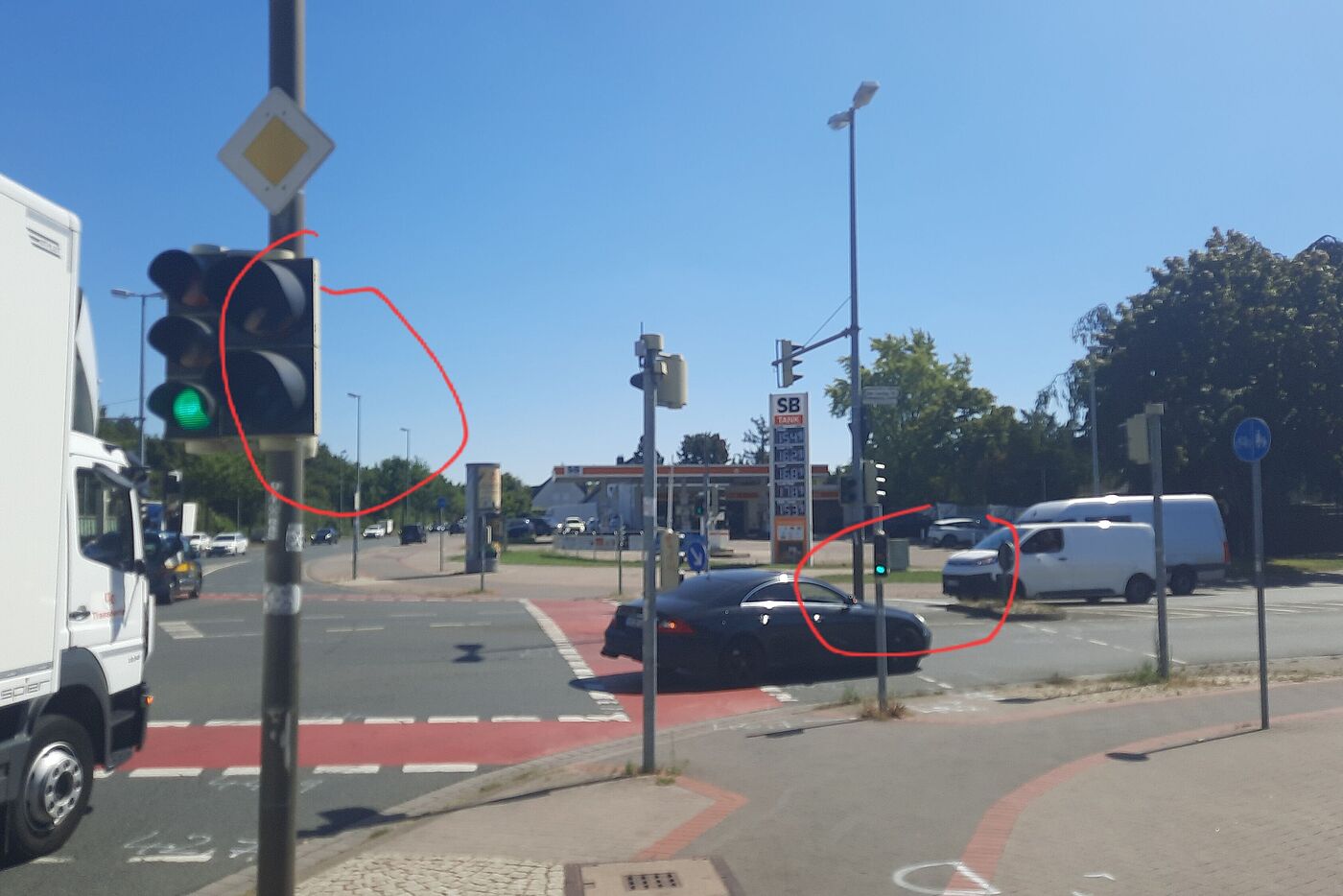 Danke, Stadt Hannover! Die vorhandene RechtsabbiegerAmpe istl außer Betrieb. Aber ist ja nicht so gefährlich ...
