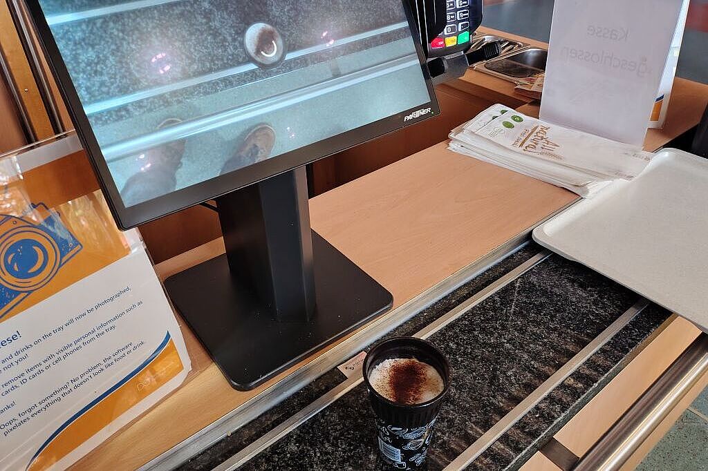 3 Bild 2 / 3 - Eindeutig erkannt: Cappuccino für € 1,60. Und am unteren Bildrand: Die Füße des Fotografen können kostenlos mitgenommen werden, natürlich ... - Urheberrecht: ADFC Langenhagen