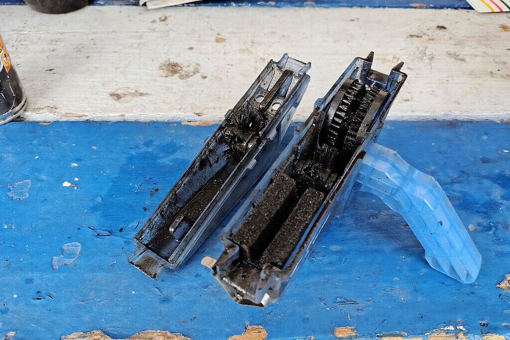 Kette SO wird die Fahrrad-Kette gereinigt: Zwei seitliche Bürsten, zwei Bürsten für oben, unten und dazwischen. Rückhaltung der Reinigungs - und Kettenschmierflüssigkeit durch Schwämme. Magnet als Metallabscheider am tiefsten Punkt des blauen Kunststoff-Gehäuses.