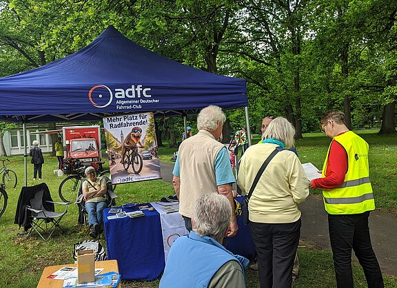 Auf der FahrKulTour 2026, mit eigenem Stand: Der ＡＤＦＣ freute sich über interessierte Radler und über motivierte Rad-Enthusiasten