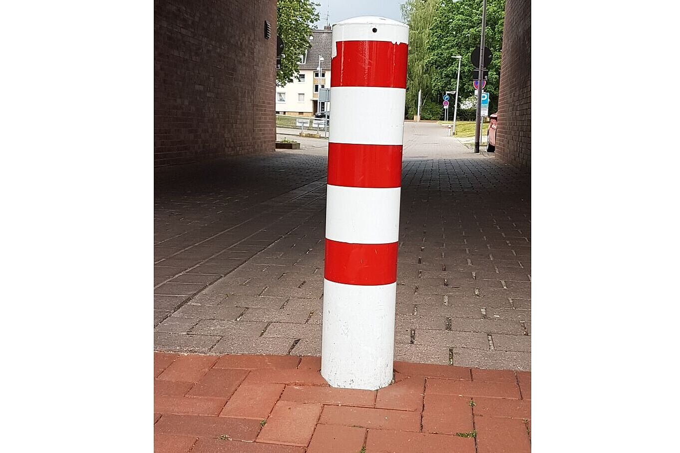 Reichts's? Beispielhafter Schutz-Poller vor dem Überfahren werden durch Pkw/Lkw an der CCL-Durchfahrt Walter-Raab-Weg / Schützenstraße Langenhagen: Auch geeignet fürs Osttor?