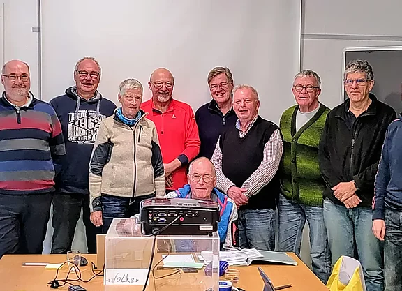 TourGuide®-Kurs 10/2026 beim ＡＤＦＣ Region Hannover e.V., mit dreifacher Verstärkung für die ＡＤＦＣ-Ortsgruppe Langenhagen: Bernd (2.v.l.), Tom (4.v.l.) und Friedhelm (5.v.l.). - Referent Volker Czech in der Bildmitte