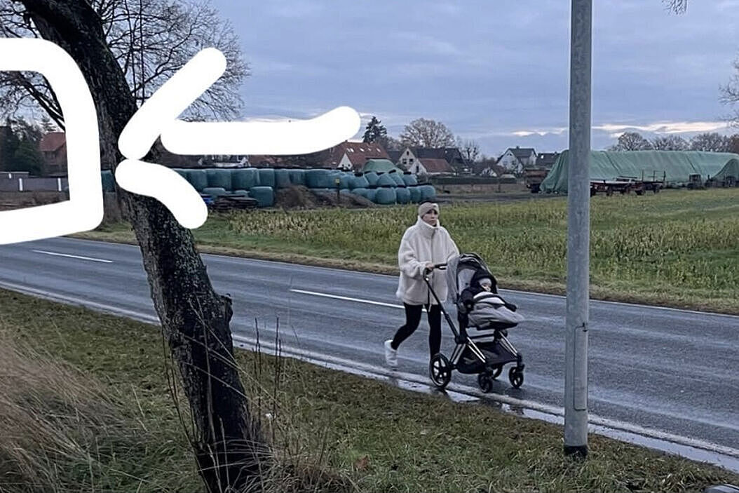 Der einzige Fußweg zum Haus führt über die Straße (Tempo 100): Erst im weißen Rahmen ist das Ortsschild "Langenhagen Kaltenweide", wo Tempo 50 beginnt.