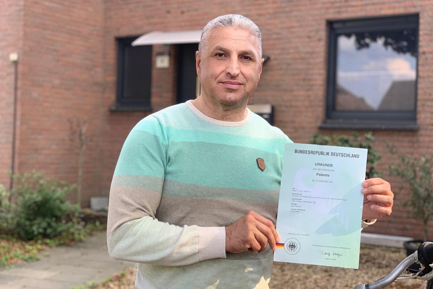 Taxi Bild 2 von 3: Als Taxifahrer in Wesel kennt sich Zülfikar Celic mit Autos aus und kennt DEREN Gefährdungen: Auch weil er schon viele Unfälle gesehen hat, darunter auch Tôtungen durch türöffnende Kfz-Insassen = Dooring